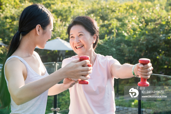 一个年轻女人在指导一个老年人锻炼身体