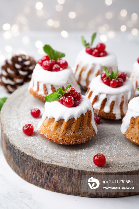 Small Christmas frosting cakes with currants