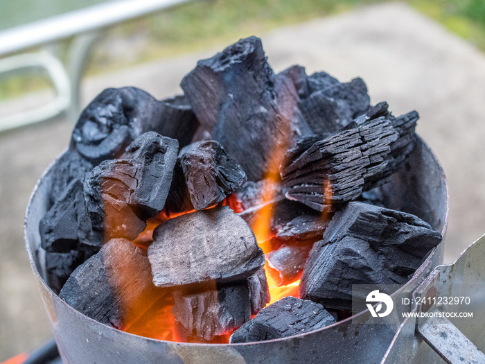 Starting charcoal for grilling