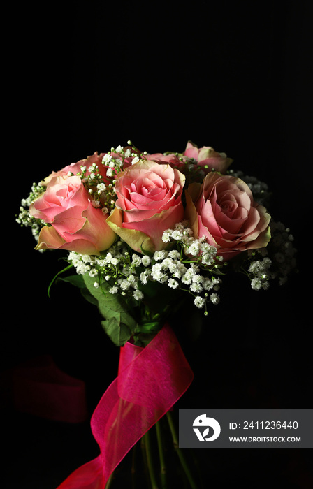 Mazzo di rose rosa isolato su sfondo scuro. Primo piano.