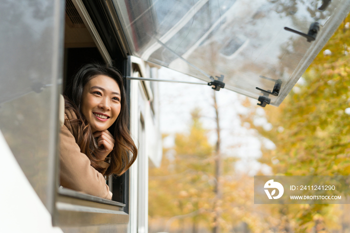 年轻女子自驾旅行