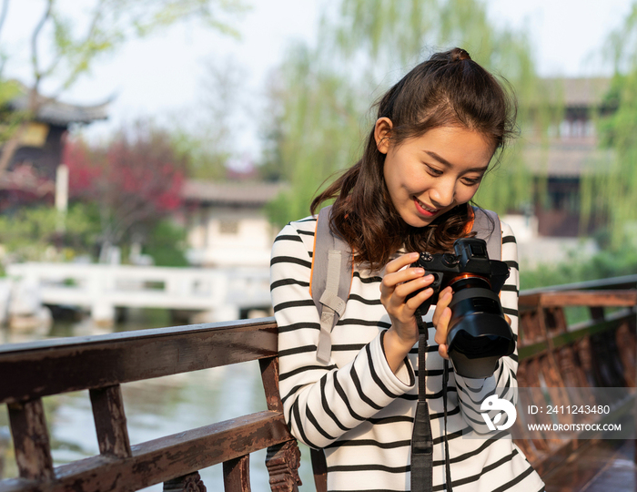 年轻女子旅游