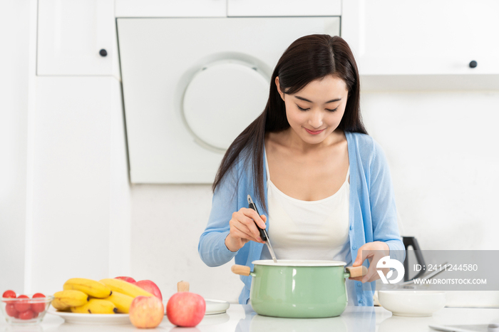 年轻女子在厨房做饭