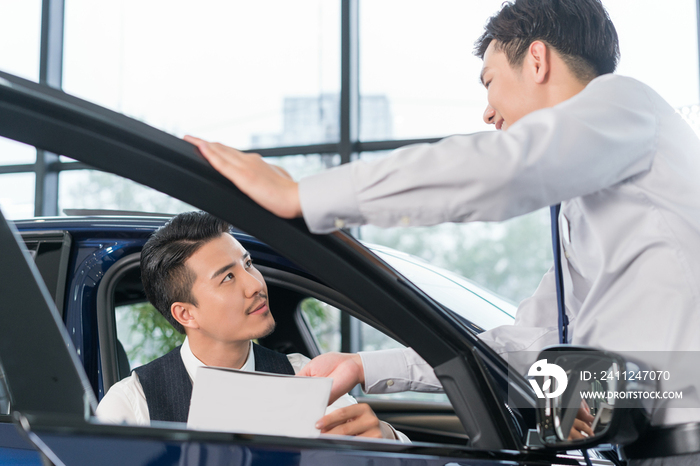 年轻男子试驾汽车