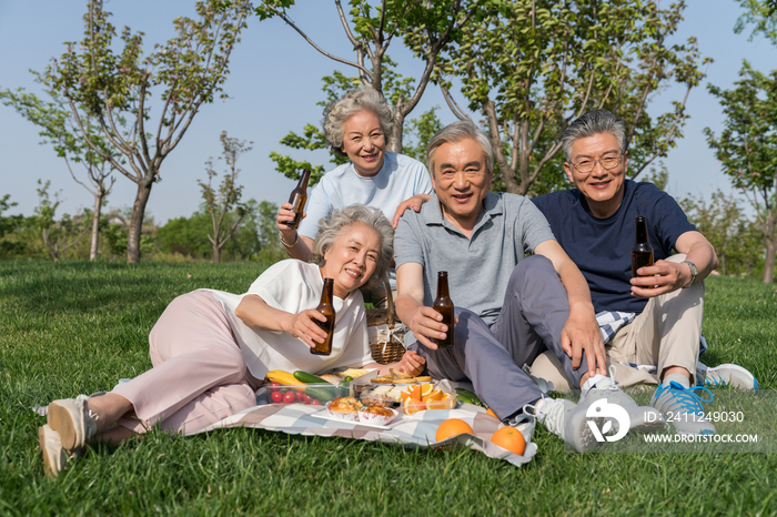 老年夫妻春游野餐