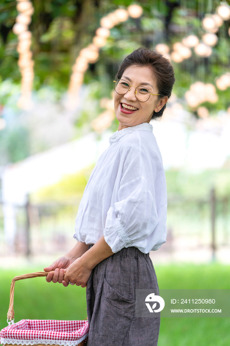 老年女人在果园采摘葡萄