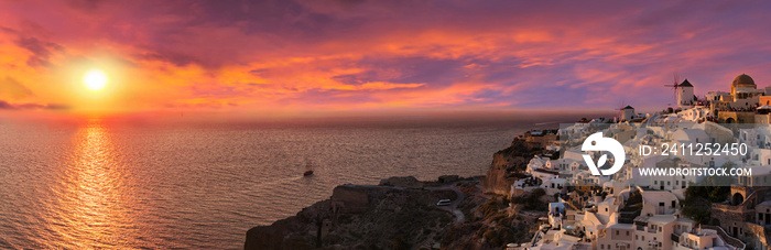 Dramatischer Sonnenuntergang hinter Oia, Santorini, Griechenland