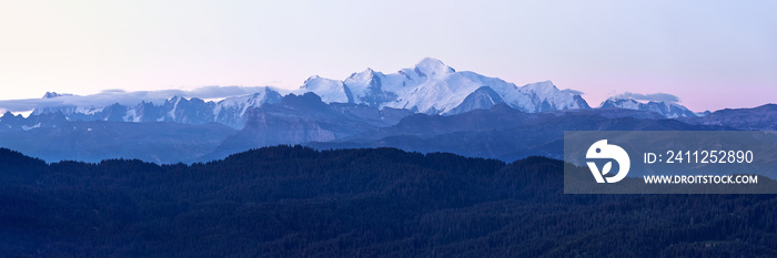 Panorama sur la chaine du Mont Blanc juste avant le lever du soleil un matin d’été depuis la station de ski française des Gets. Haute Savoie - France