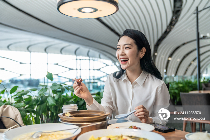 商务女士用餐