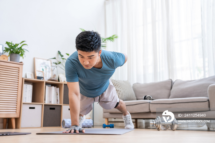 年轻男子在家健身