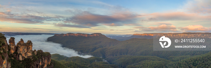 Panorama of the Three Sisters, Blue Mountains, Katoomba, NSW, Australia