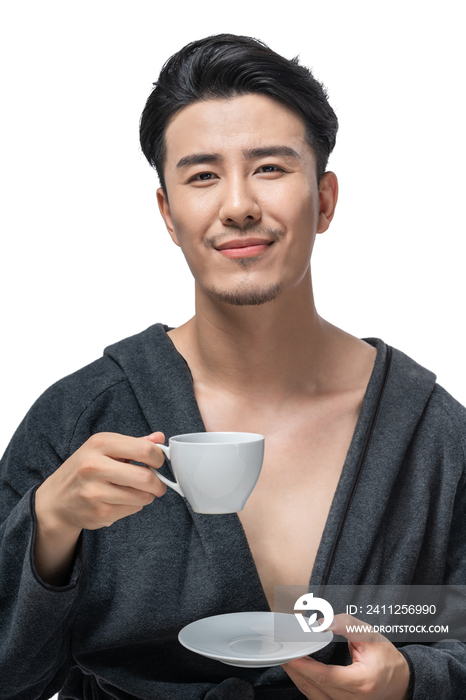穿浴衣的年轻男子在喝咖啡
