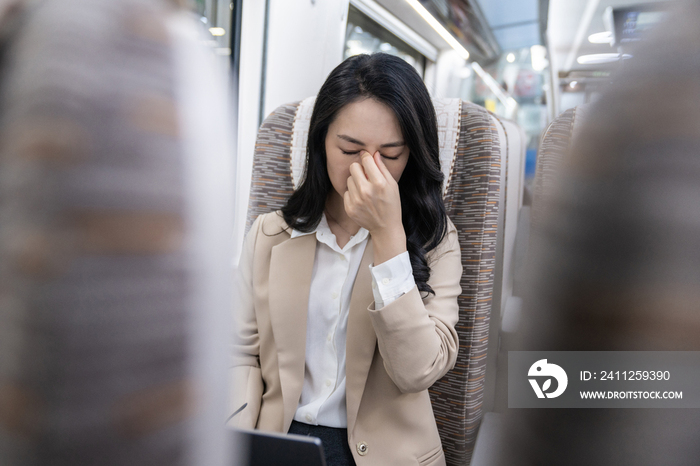 商务女士乘坐地铁按摩