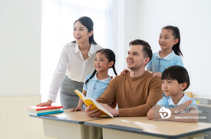 年轻老师在和学生在教室