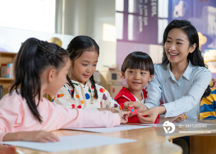 年轻女老师和学生在一起