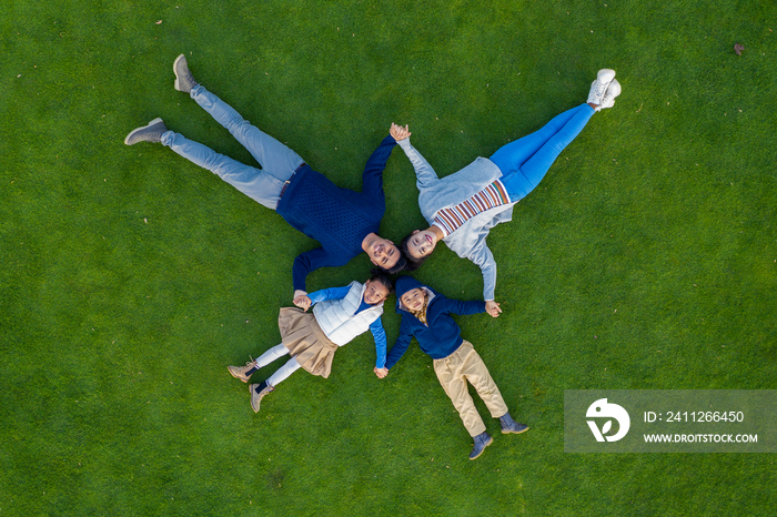 年轻家庭躺在草地上