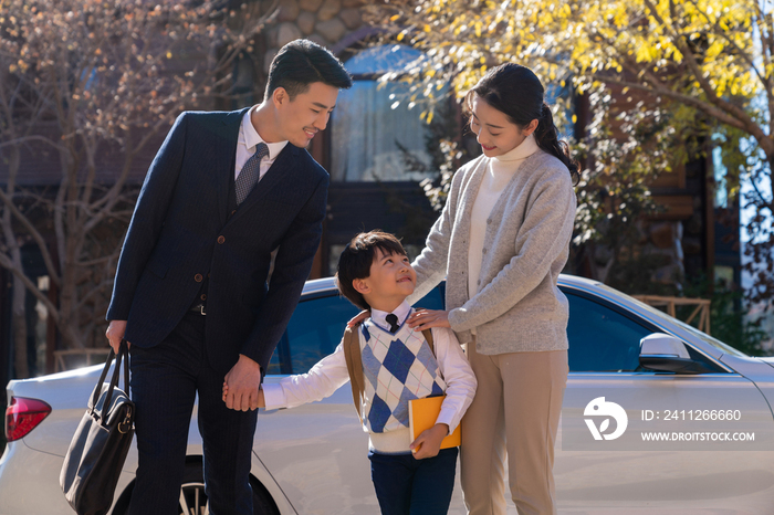 年轻夫妻接孩子放学