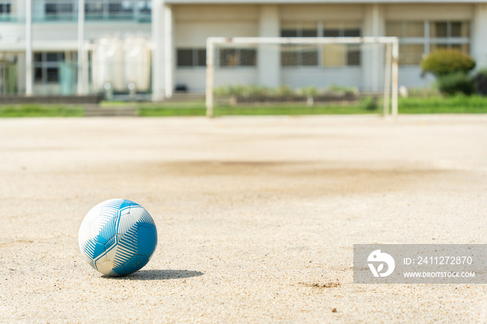 田舎の小学校のサッカーボールとサッカーゴール