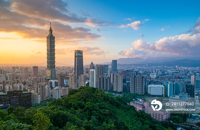 Arrival view of Taipei cityscape view from the elephant mountain(Xiangshan) with sunset Twilight background