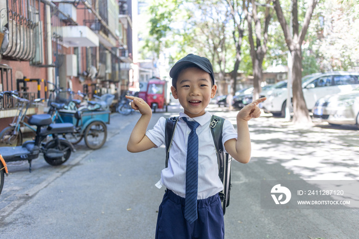 一个背书包穿校服的快乐小学生