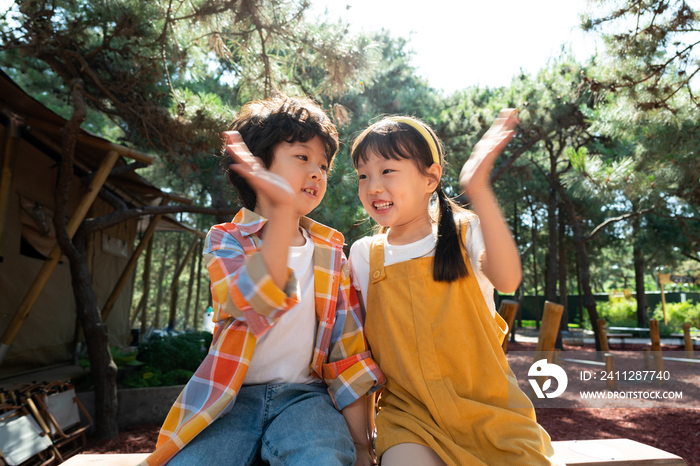 两个小孩子开心击掌庆祝