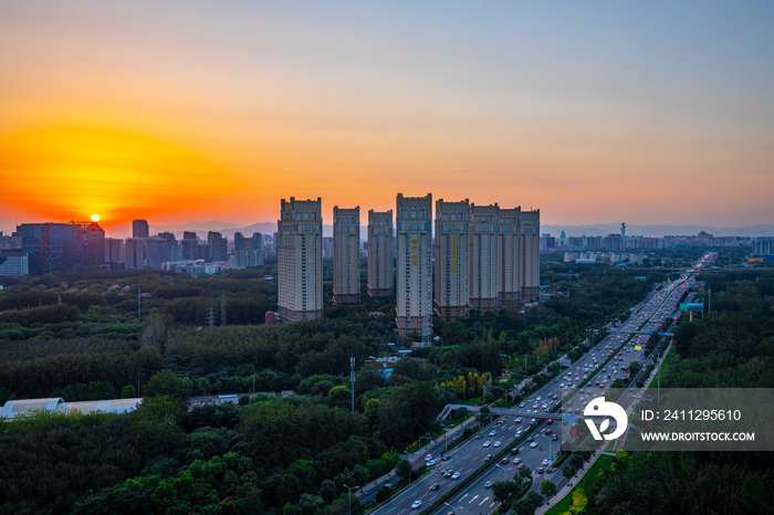 夕阳下的北京北四环城市风光