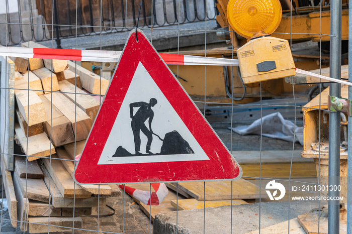 Baustelle mit Straßenschild