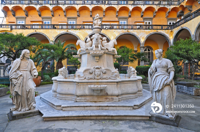 Napoli, Chiostro del Monastero di San Gregorio Armeno -  Fontana ’Cristo e la Samaritana’