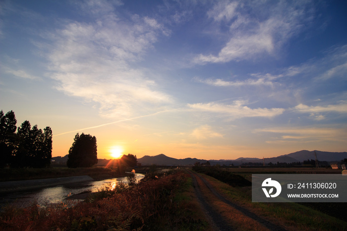 山に沈む秋の夕日　空のグラデーション　11月