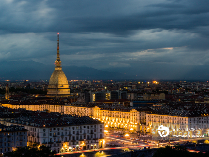 Torino di notte con la mole antonelliana e piazza vittorio