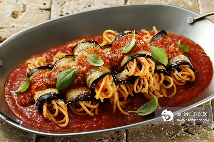 pasta involtini di melanzane con pasta al pomodoro