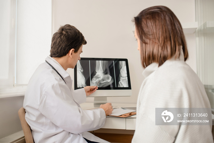 Young man doctor explain to the woman patient