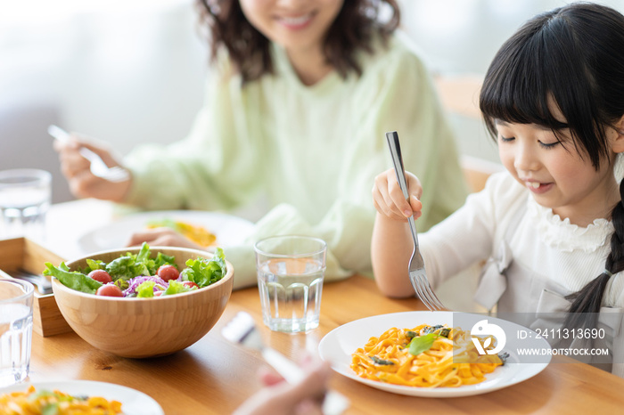 食卓を囲む家族