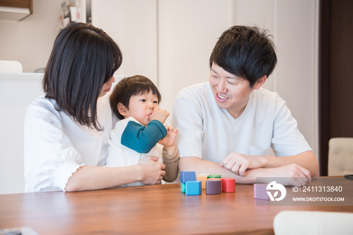 指しゃぶりをする男の子