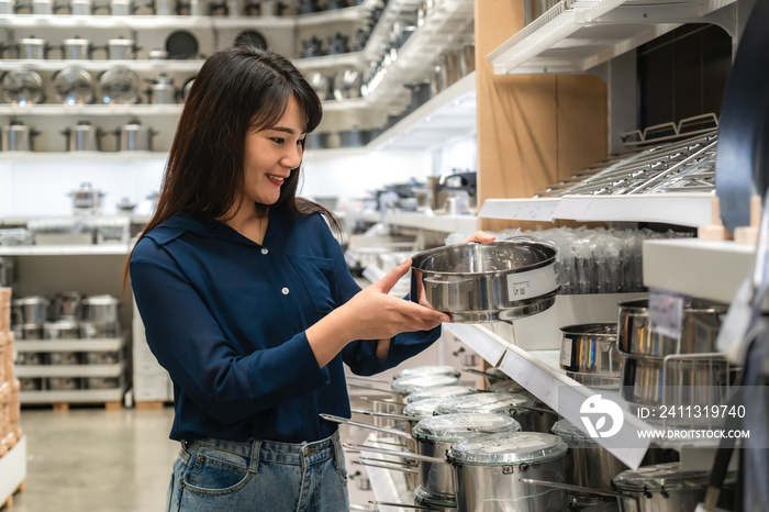 Asian women are choosing to buy new kitchenware in the mall. Shopping for groceries and housewares are needed in markets, supermarkets or big shopping centres.