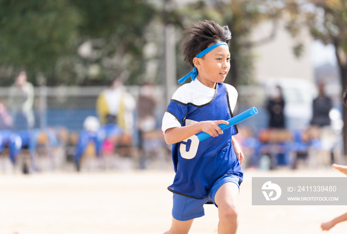 運動会で走る小学生の男の子