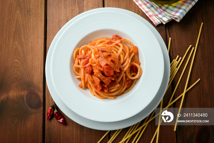 Piatto di pasta all’amatriciana, tipica ricetta della cucina Romana, Cibo Italiano