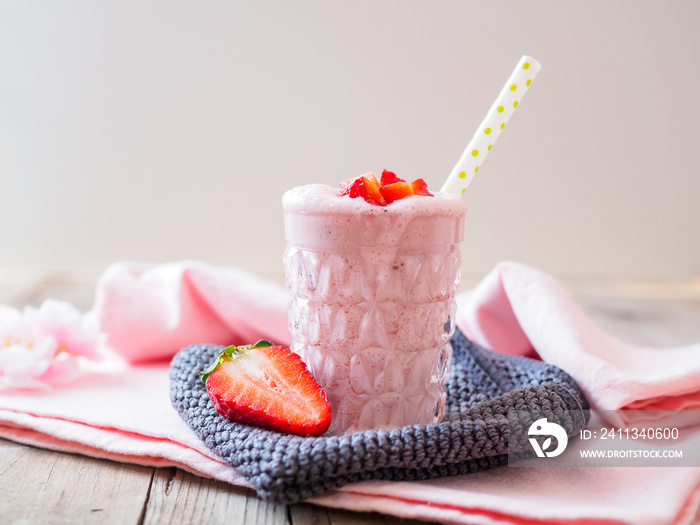 Erdbeer Milch mit frischen Erdbeeren in einem Glas