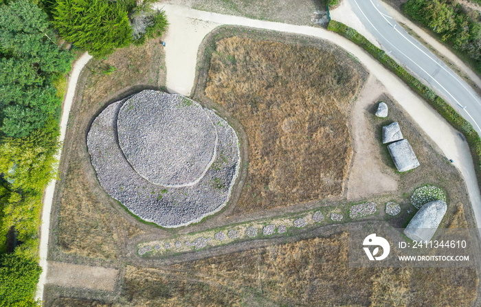 The Locmariaquer megaliths are a complex of Neolithic constructions , Brittany.  Er-Grah tumulus passage grave, a dolmen known as the Table des Marchand and  The Broken Menhir of Er Grah