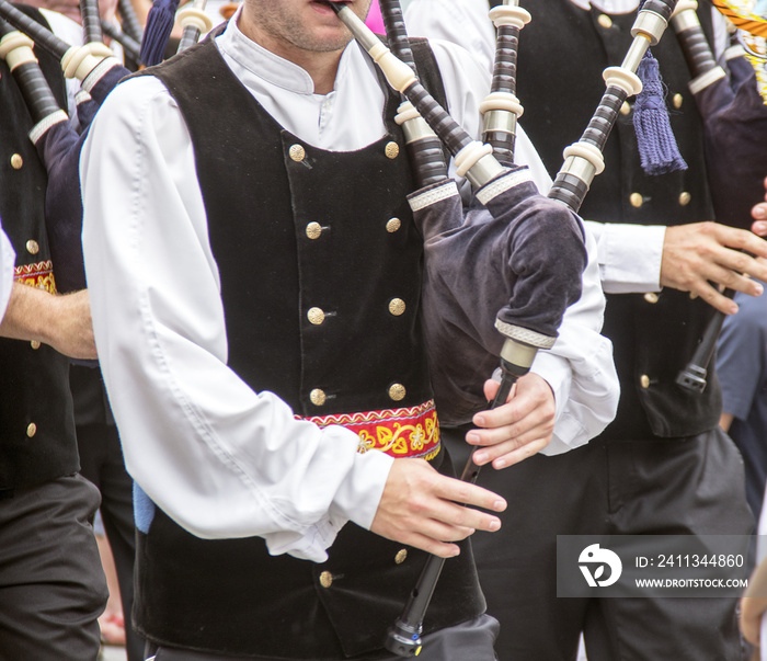 Joueur de biniou en costume traditionnel