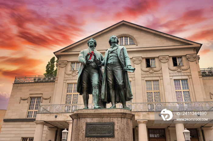 Das deutsche Nationaltheater mit Goethe-Schiller Denkmal in Weimar, Thüringen, Deutschland