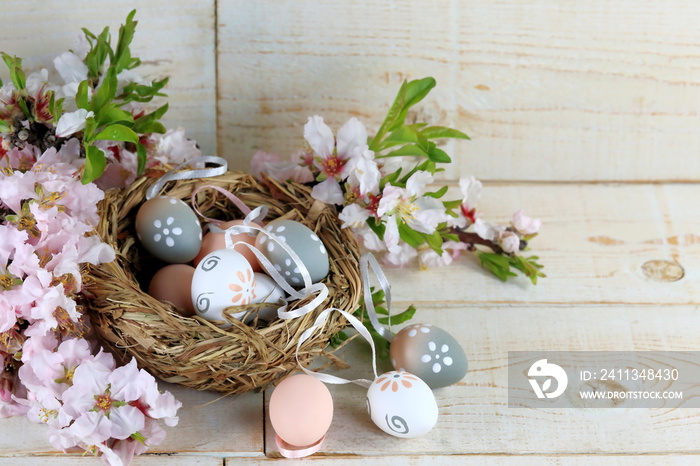 Uova di Pasqua con ramoscelli di fiori di mandorlo