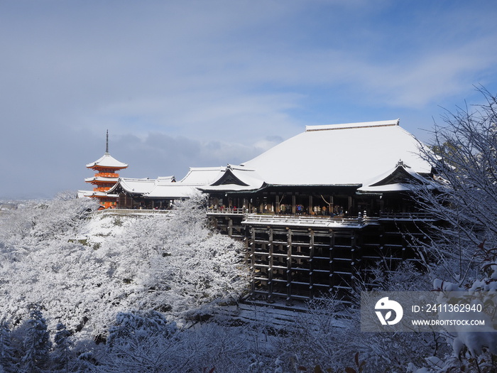 雪の積もった京都の清水寺