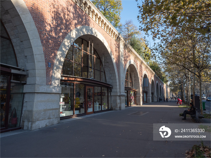 magasins de l’avenue Daumesnil sous l’ancien chemin de fer à Paris