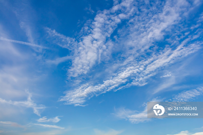 Blauer Himmel mit Schleierwolken