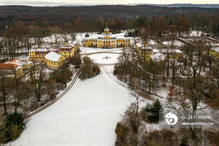 Winterliches Schloss Belvedere mit Orangerie und Parkanlage Weimar aus der Luft