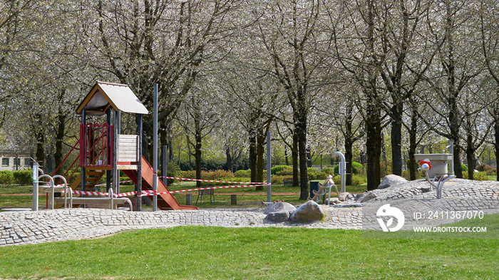 Auf Grund von Ansteckungsgefahr gesperrter Spielplatz in Magdeburg in Deutschland