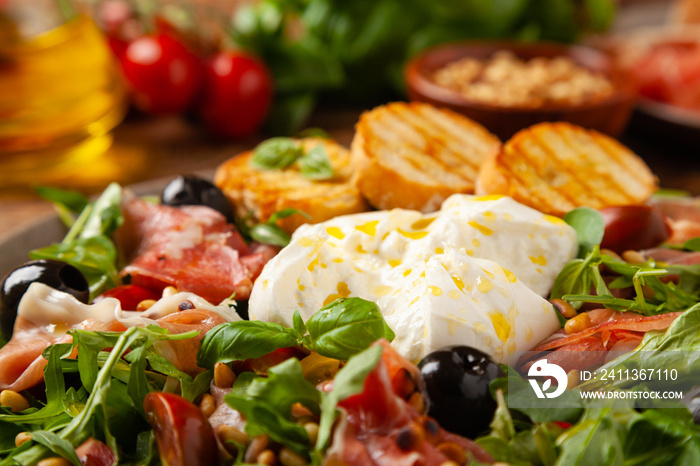 Salad with burrata cheese and croutons.