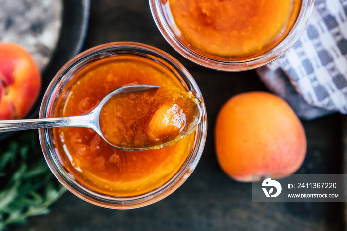 Confiture d’abricots fait maison dans un bocal en verre