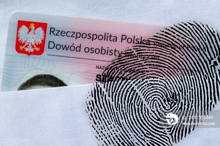 Nowy polski dowód osobisty z odciskiem palca identyfikujący osoba.